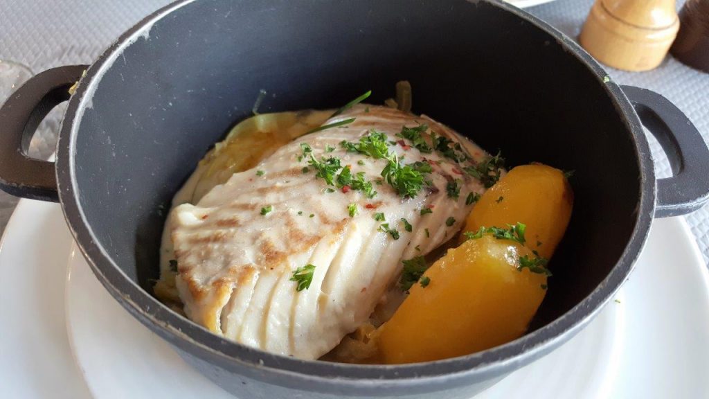 Cocotte de lieu noir à la plancha, fenouil confit, pommes de terre safranées et beurre blanc 