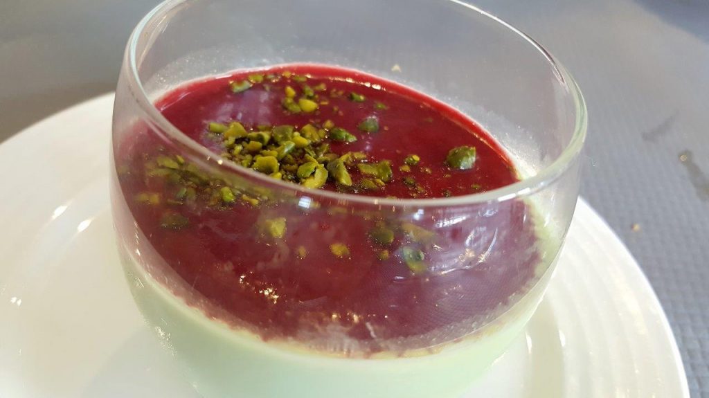 Panacotta à la pistache,coulis de fruits rouges 