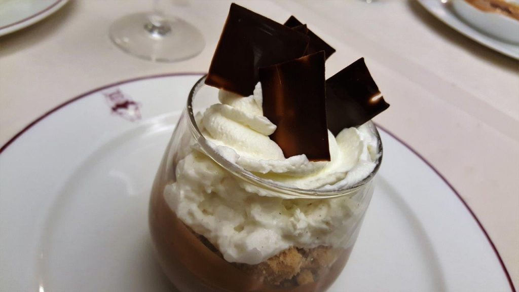 Chocolat grand cru façon viennois, chantilly au fromage blanc et vanille de Madagascar, crumble à l'anis vert