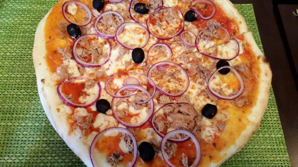 Pizza al tonno, sauce tomate, mozzarella, thon, olives, oignons 