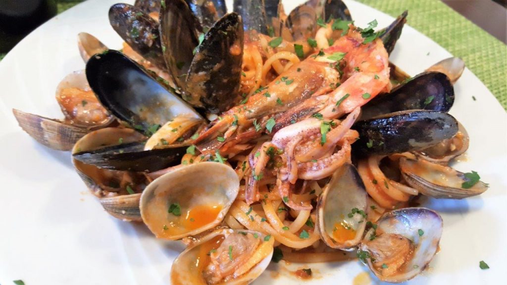 Linguine aux fruits de mer, moules, palourdes, calamars, gambas