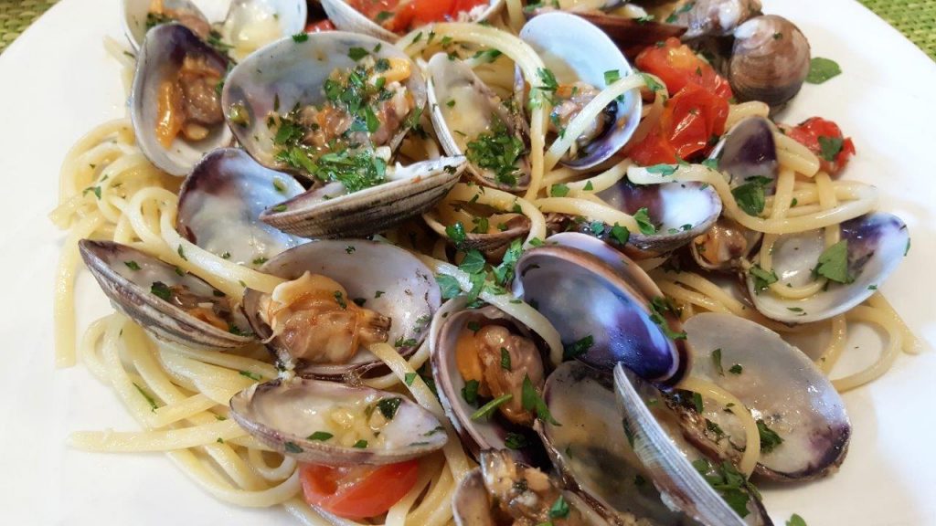 Linguine alle vongole, palourdes fraîches, ail, persil 