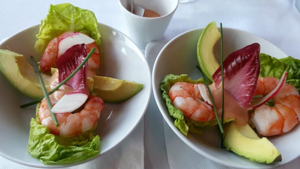 Cocktail de crevettes roses, sucrine et avocat 