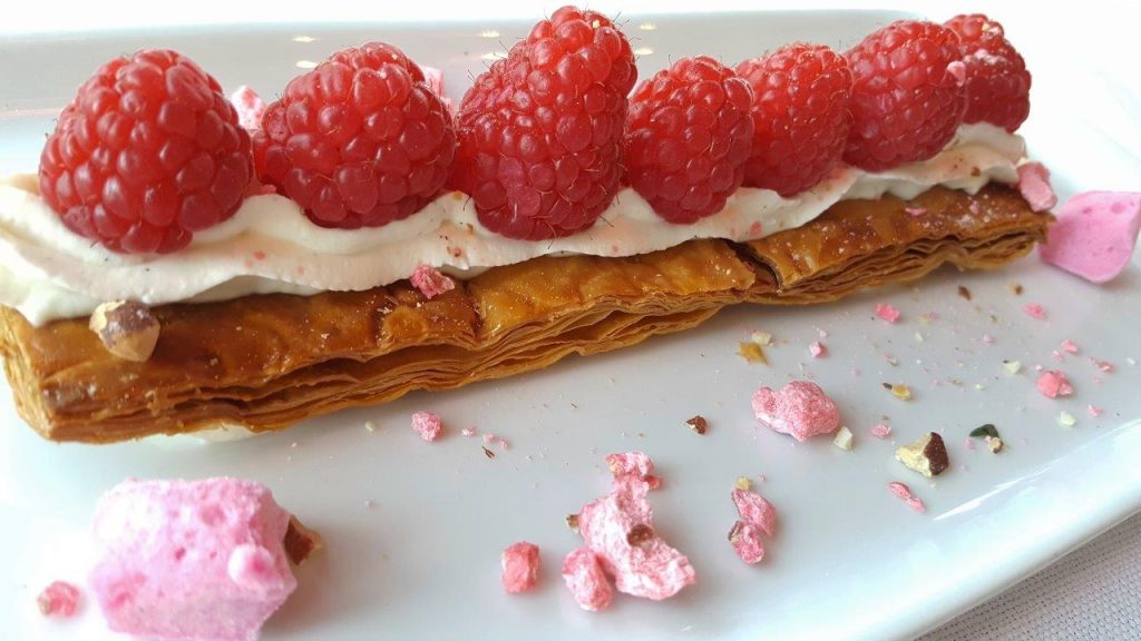 Feuilleté aux framboises, pralines roses de Lyon 