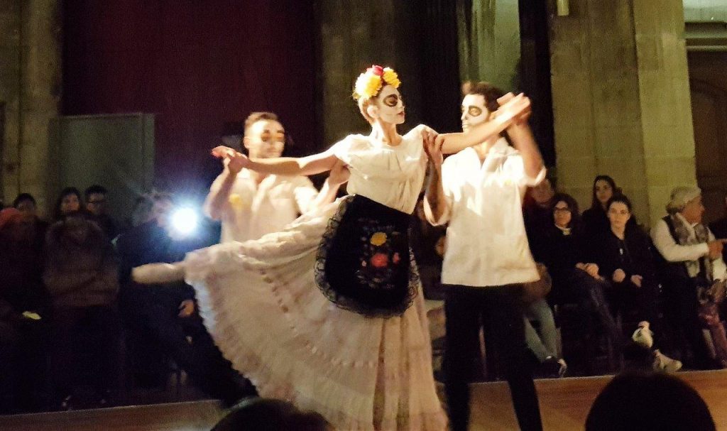 spectacle de danse contemporaine "OFRENDA" par Esteban Inzua, avec Charlotte Nopal, Mikael Biasi, Max Carpentier