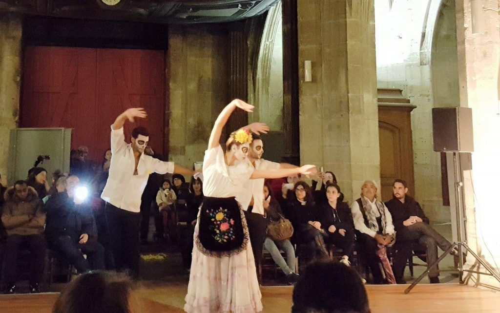 spectacle de danse contemporaine "OFRENDA" par Esteban Inzua, avec Charlotte Nopal, Mikael Biasi, Max Carpentier