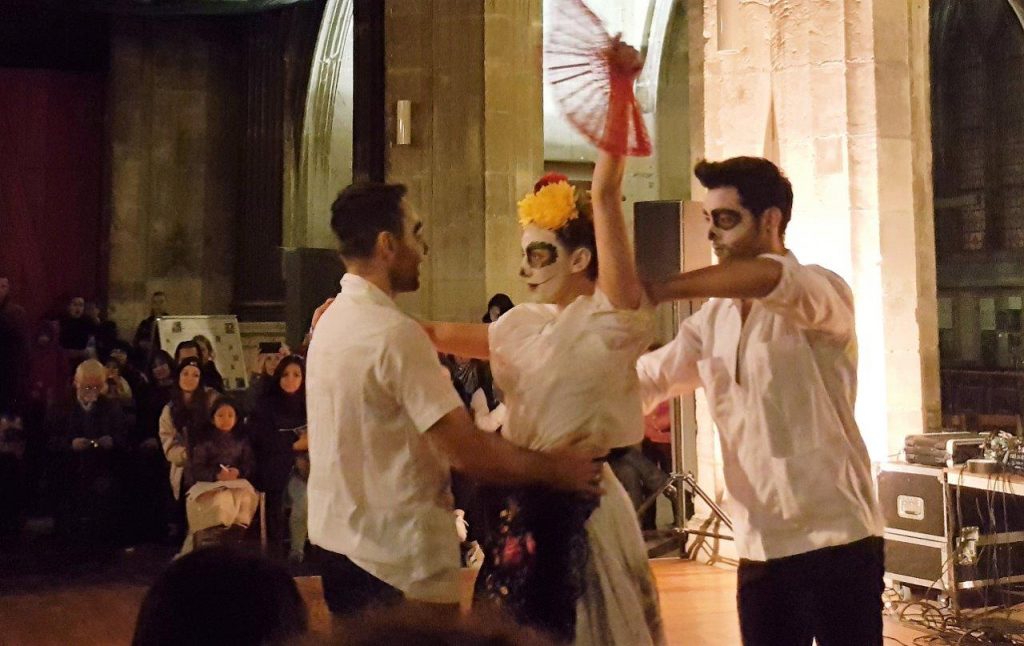 spectacle de danse contemporaine "OFRENDA" par Esteban Inzua, avec Charlotte Nopal, Mikael Biasi, Max Carpentier