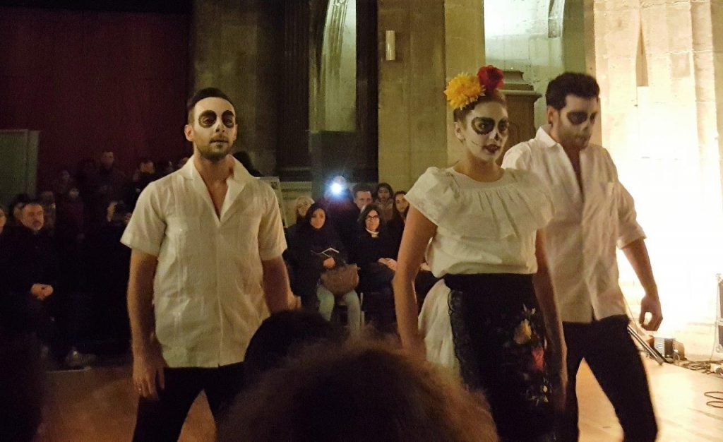 spectacle de danse contemporaine "OFRENDA" par Esteban Inzua, avec Charlotte Nopal, Mikael Biasi, Max Carpentier