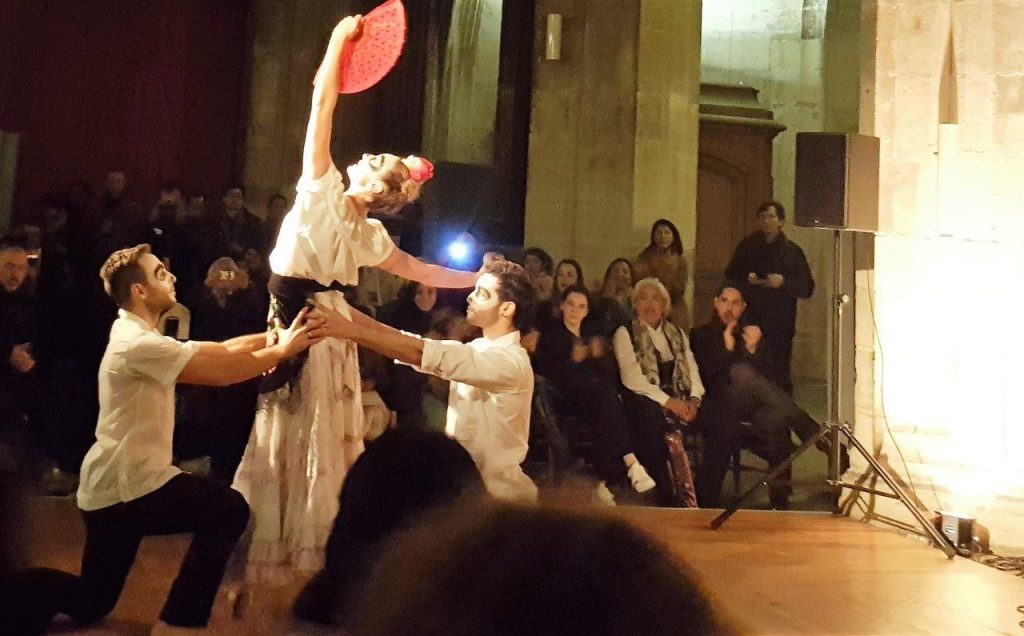 spectacle de danse contemporaine "OFRENDA" par Esteban Inzua, avec Charlotte Nopal, Mikael Biasi, Max Carpentier