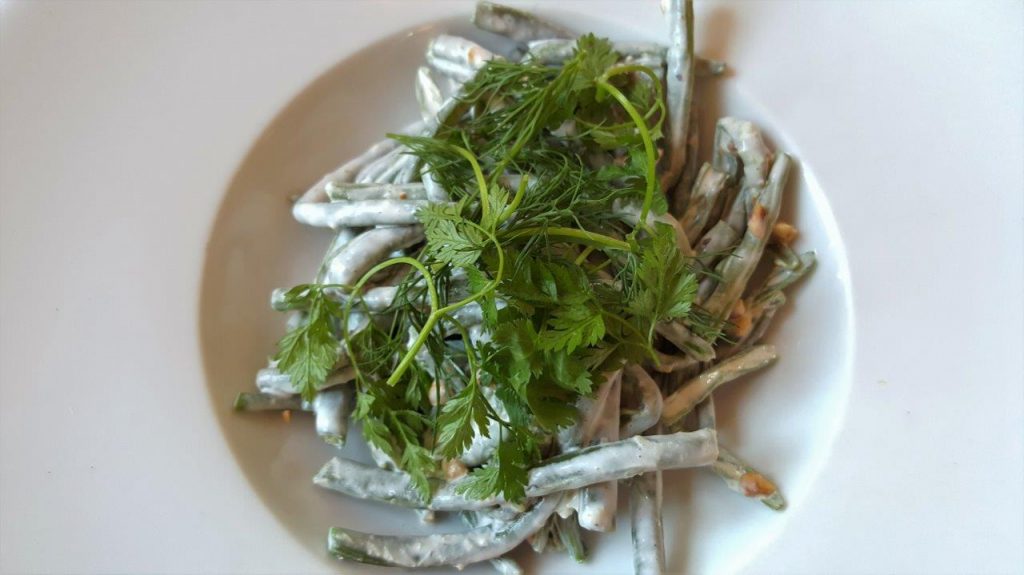 Salade de haricots vert frais, moutarde alsacienne, noisettes torréfiées 