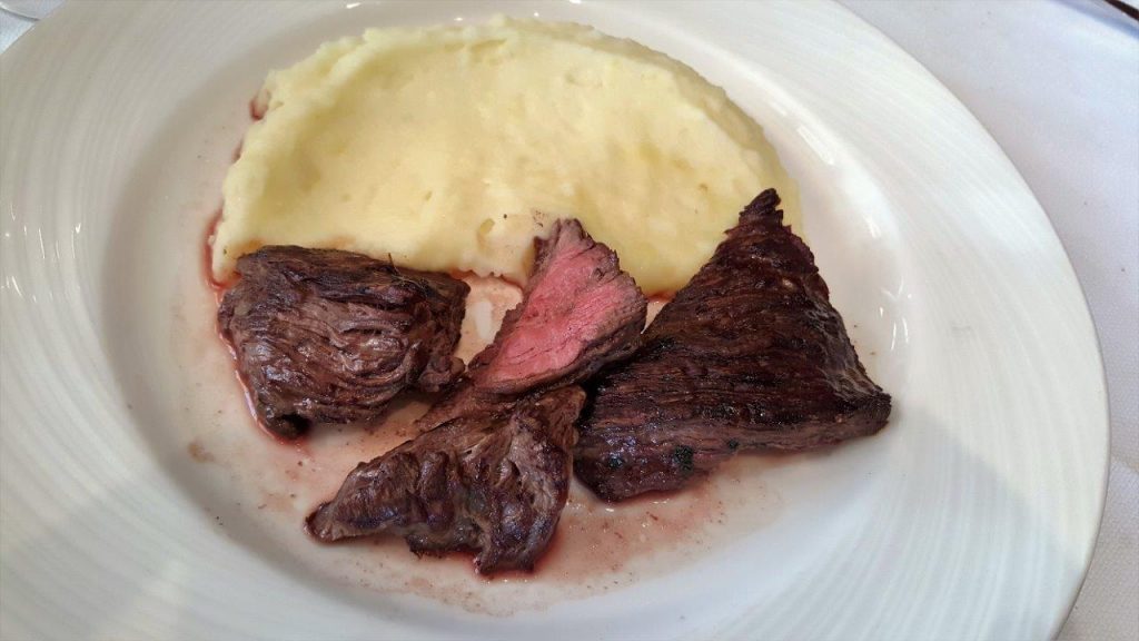 Bavette d'aloyau Angus poêlée, purée de pommes de terre et sauce vin rouge (menu enfant) 