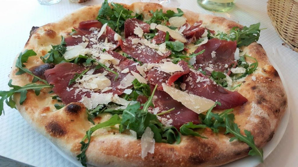 Pizza la Strada : fromage, roquette, bresaola, copeaux de parmesan et huile d'olive 