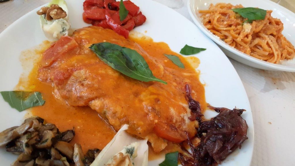 Scaloppina la Strada : escalope de veau, tomate fraîche, tranches d'aubergines, fromage, gratinées au four 