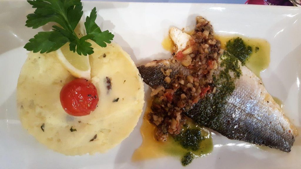 Filet de bar, sauce vierge, écrasé de pommes de terre aux olives 