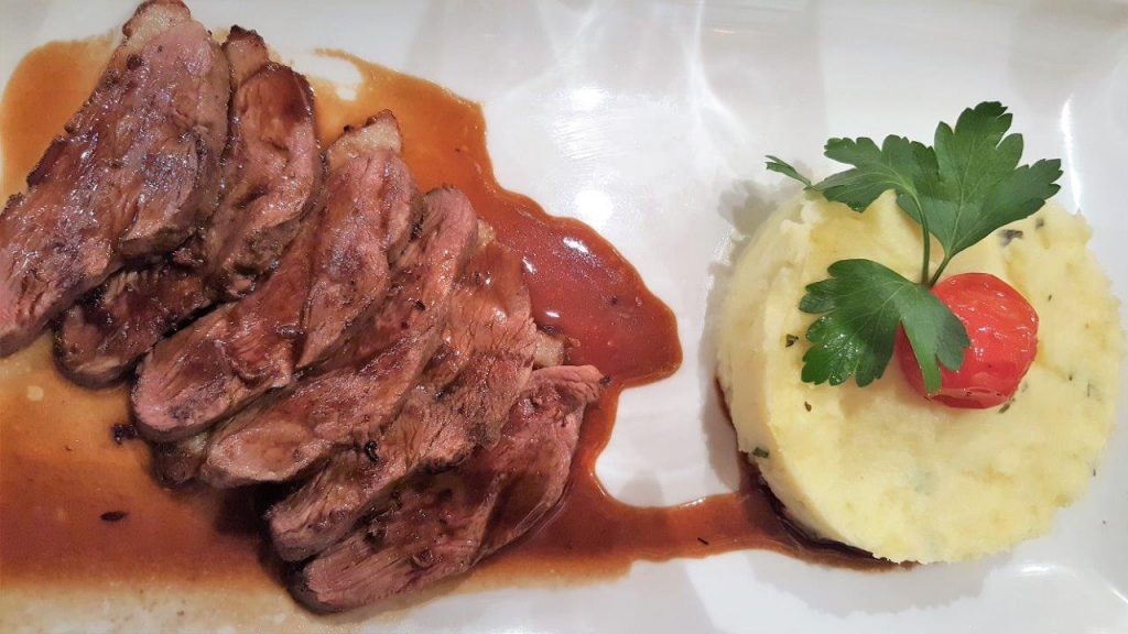 Magret de canard, sauce au miel et framboises
