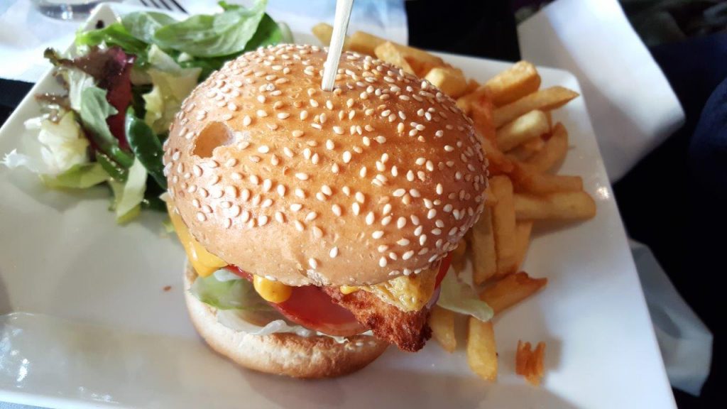 Poulet burger au bacon et cheddar, frites fraîches et salade 