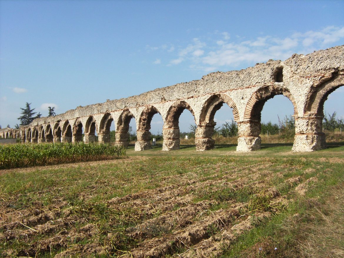 7793596956_l-aqueduc-du-gier-est-l-un-des-quatre-aqueducs-qui ...